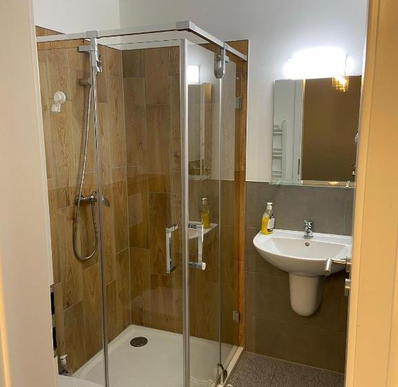 آپارتمان خانوادگی, Ave Hotel Victoriei