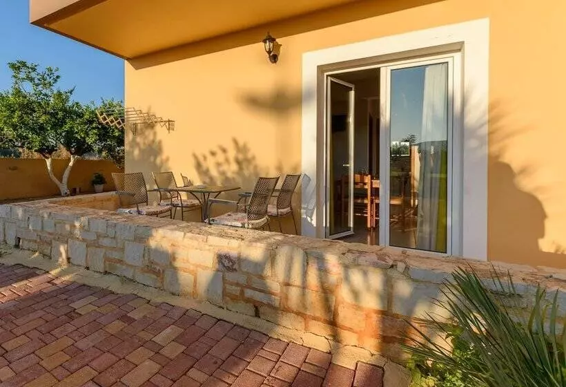 استودیوی استاندارد, Danelis Studios & Apartments