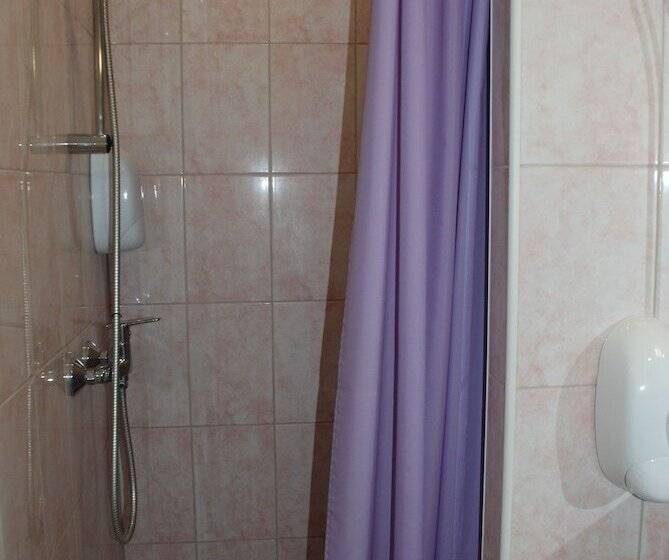 اتاق اکونومی, Center