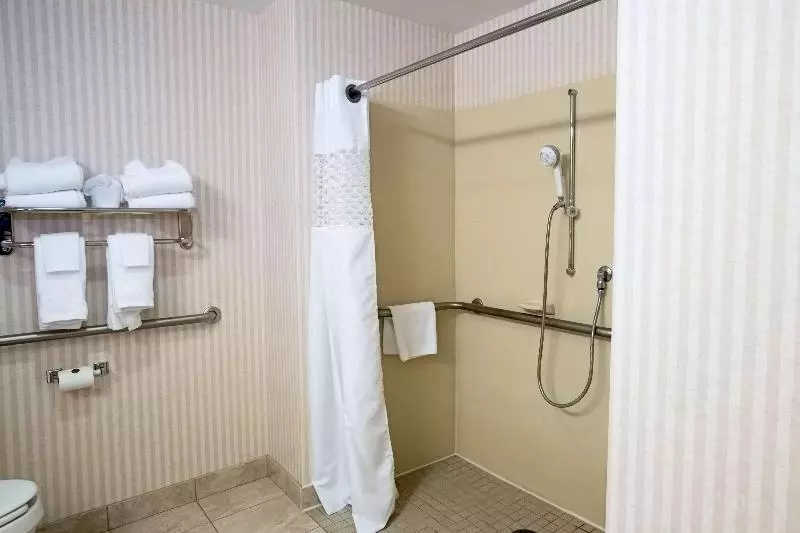 キングサイズベッドのスタンダードルーム, Hampton Inn Raynhamtaunton