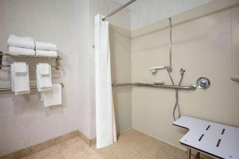 キングサイズベッドのスタンダードルーム, Hampton Inn Raynhamtaunton