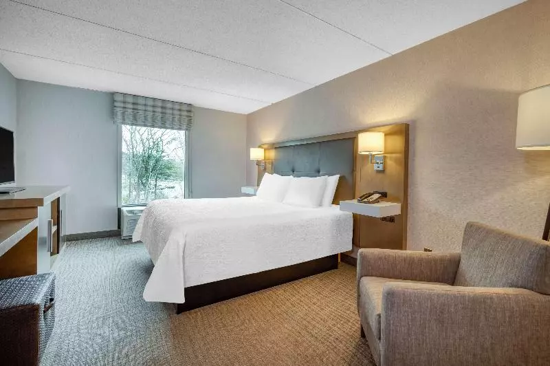 キングサイズベッドのスイートルーム, Hampton Inn Raynhamtaunton