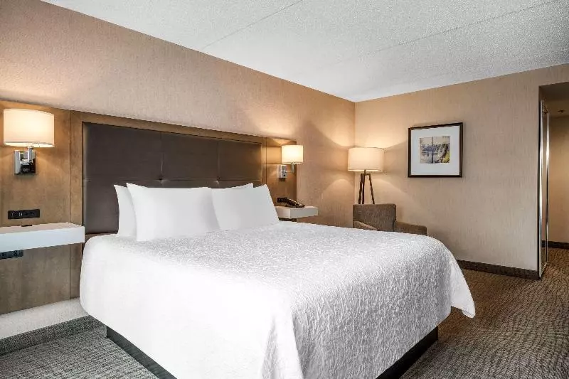 キングサイズベッドのスイートルーム, Hampton Inn Raynhamtaunton