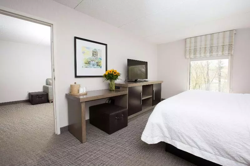 キングサイズベッドのスイートルーム, Hampton Inn Raynhamtaunton