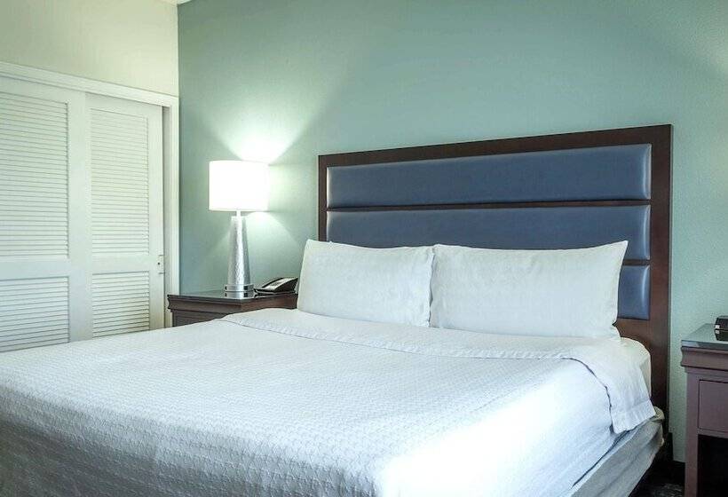 מיטת קינג בסוויטה, Homewood Suites By Hilton Miami Airport West