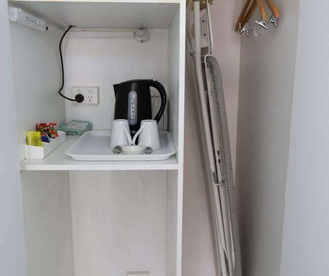 标准间, The Town House Motor Inn