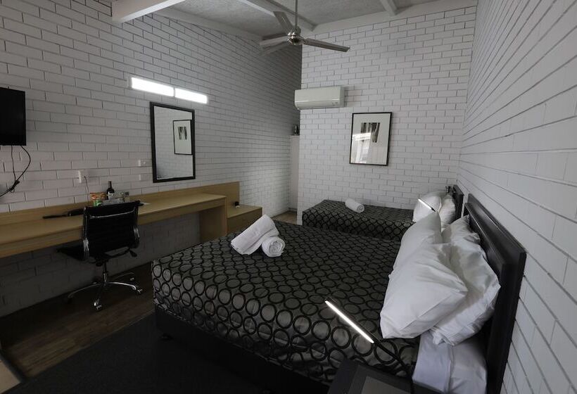 标准间, The Town House Motor Inn