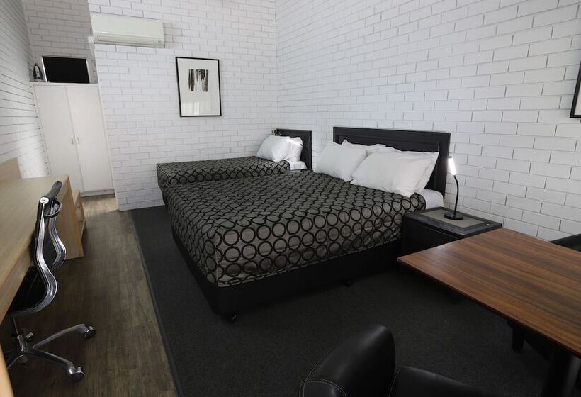 标准间, The Town House Motor Inn