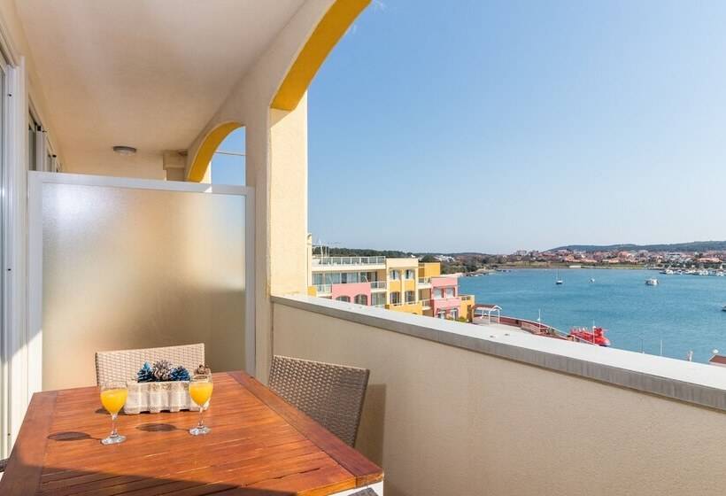 带有一个卧室和海景的高级公寓, Family Resort Del Mar