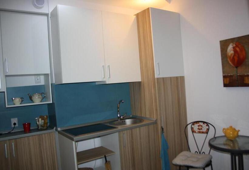 اتاق استاندارد یک تخته با سرویس بهداشتی مشترک, Retro Hostel