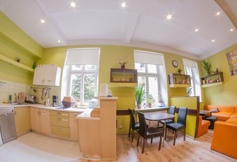 バスルーム共有のトリプルスタンダード, Dizzy Daisy Hostel