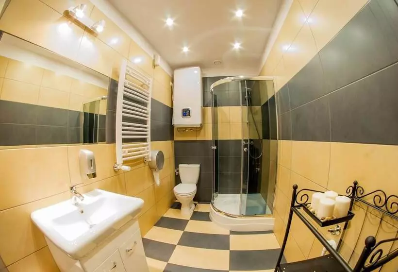 Standard Kolmen Hengen Huone Jaettu kylpyhuone, Dizzy Daisy Hostel