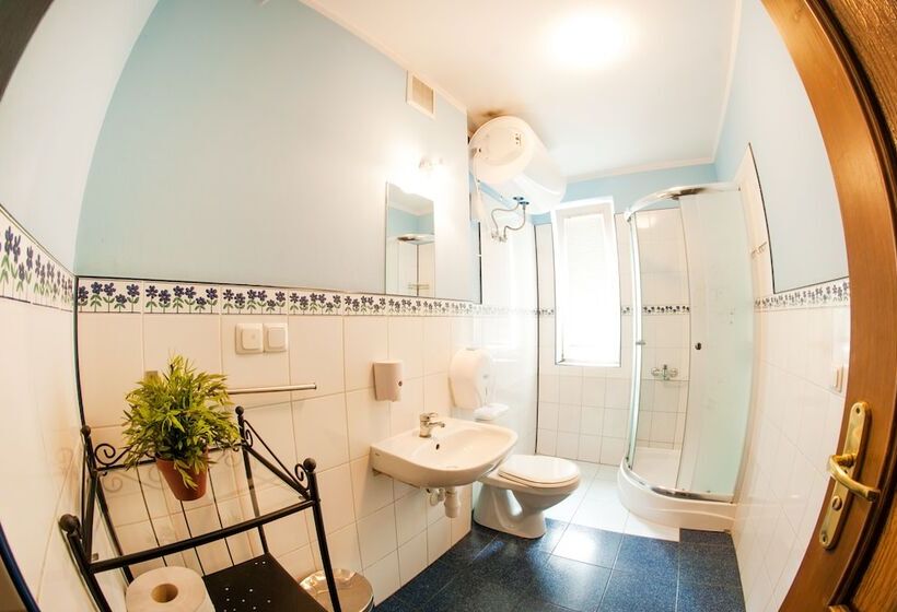 Трехместный Номер Стандарт Совместная Ванная, Dizzy Daisy Hostel