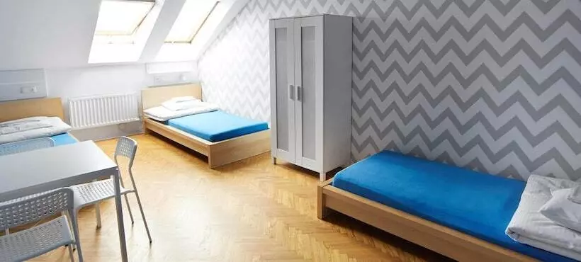 Standard Kolmen Hengen Huone Jaettu kylpyhuone, Dizzy Daisy Hostel