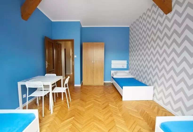Standard Kolmen Hengen Huone Jaettu kylpyhuone, Dizzy Daisy Hostel