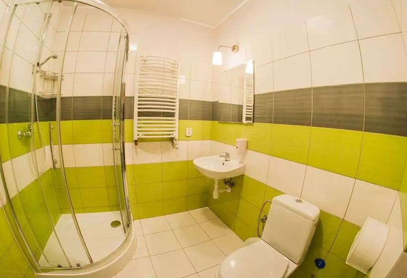 Standard Neljän Hengen Huone Jaettu Kylpyhuone, Dizzy Daisy Hostel