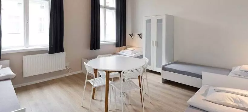 Standard Neljän Hengen Huone Jaettu Kylpyhuone, Dizzy Daisy Hostel