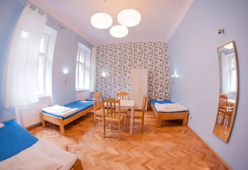 Standard Neljän Hengen Huone Jaettu Kylpyhuone, Dizzy Daisy Hostel