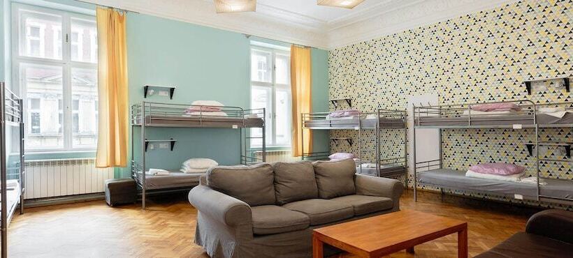 Кровать в Многоместном Номере с Общей Ванной, Dizzy Daisy Hostel