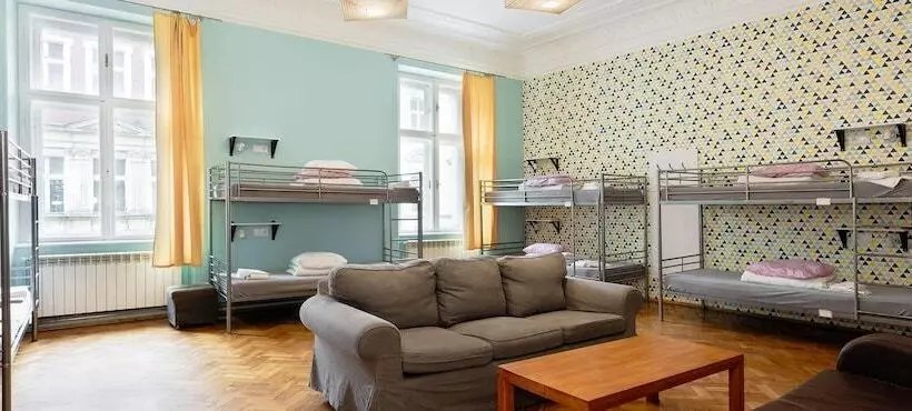 Bed in Shared Room with Shared Bathroom, Dizzy Daisy Hostel