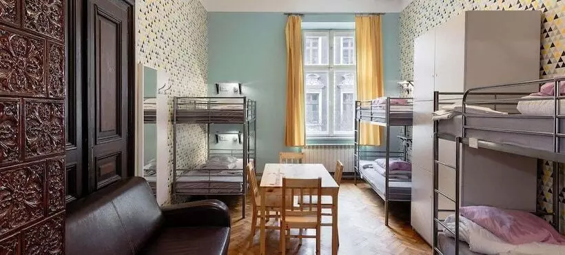 Bed in Shared Room with Shared Bathroom, Dizzy Daisy Hostel