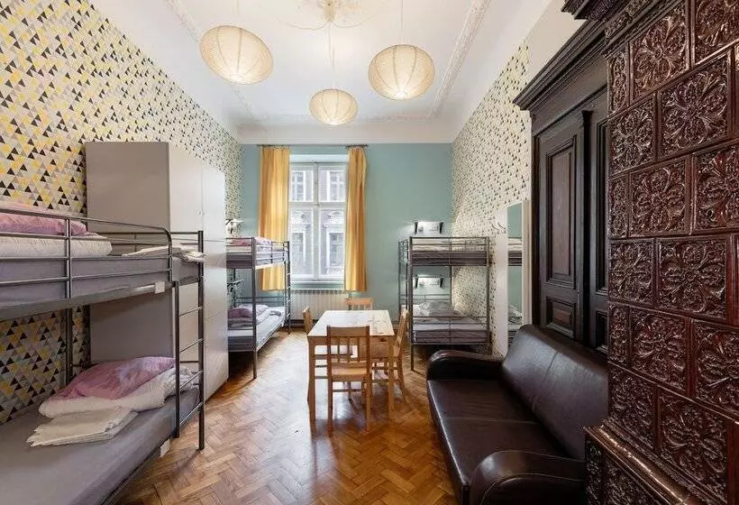 Bed in Shared Room with Shared Bathroom, Dizzy Daisy Hostel