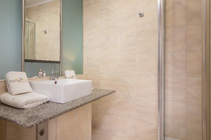 غرفة قياسية فردية, Flegra Palace