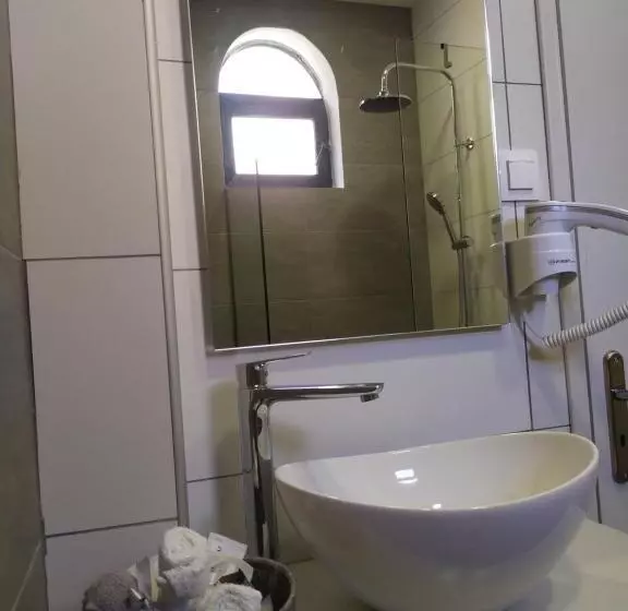اتاق لوکس با چشم‌انداز باغ, Valentinos Apartments