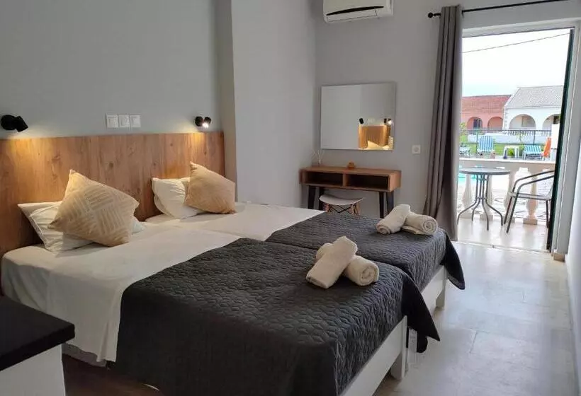 استودیو استاندارد با چشم‌انداز استخر, Valentinos Apartments