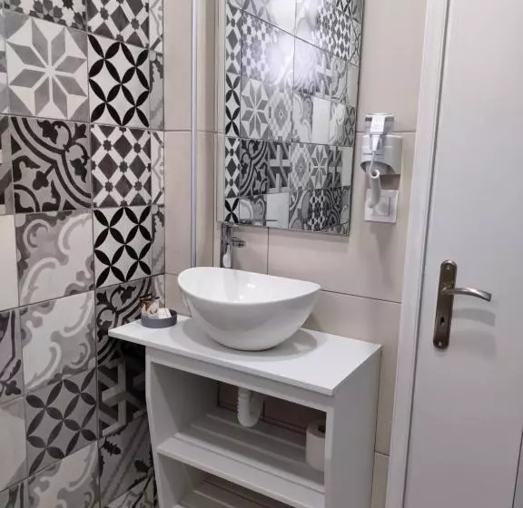 استودیو استاندارد با چشم‌انداز استخر, Valentinos Apartments