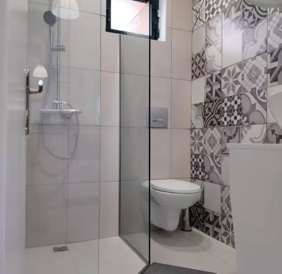 استودیو استاندارد با چشم‌انداز استخر, Valentinos Apartments