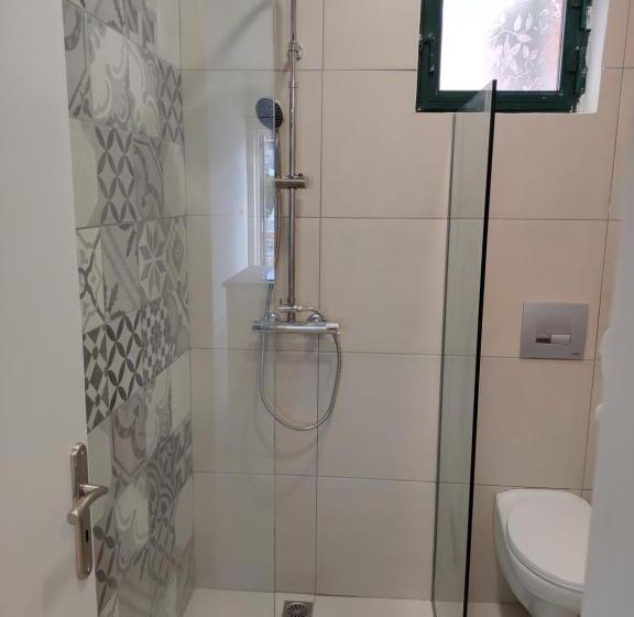 标准工作室带泳池景, Valentinos Apartments