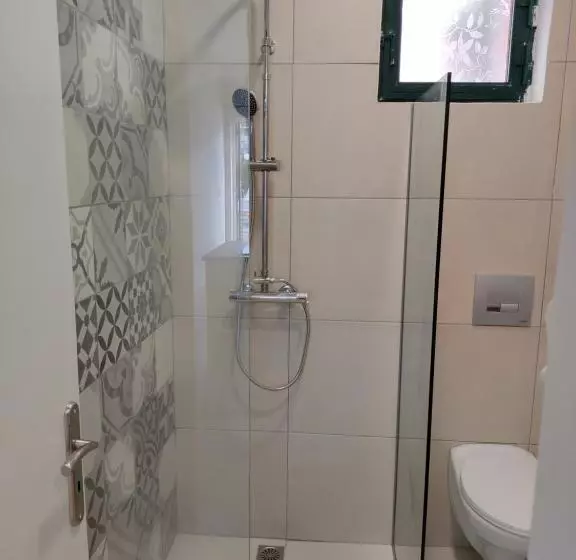 استودیو استاندارد با چشم‌انداز استخر, Valentinos Apartments