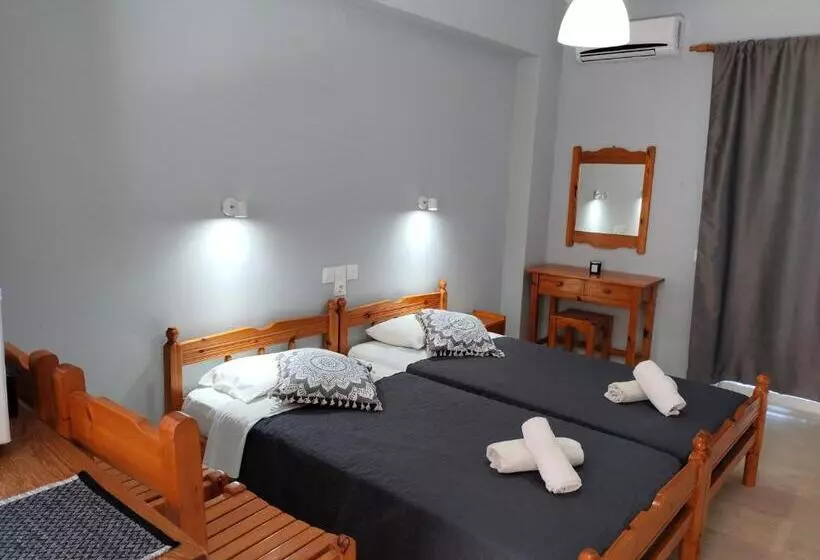 اتاق استاندارد با چشم‌انداز استخر, Valentinos Apartments