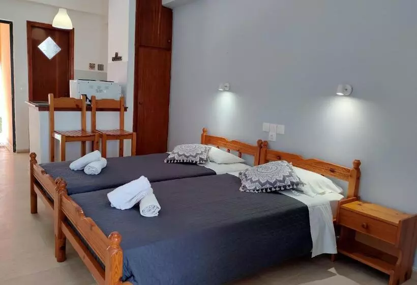 اتاق استاندارد با چشم‌انداز استخر, Valentinos Apartments