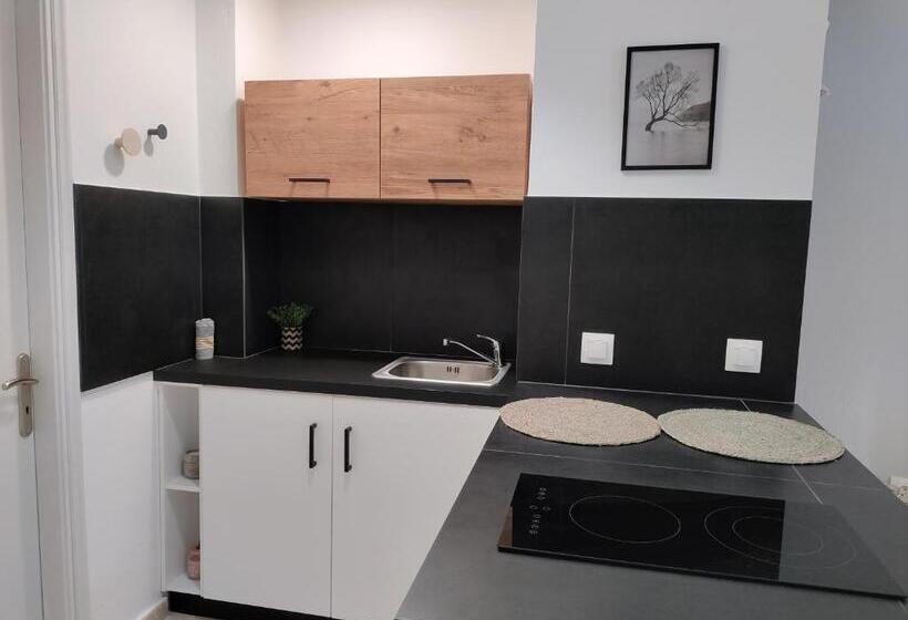 标准工作室带泳池景, Valentinos Apartments