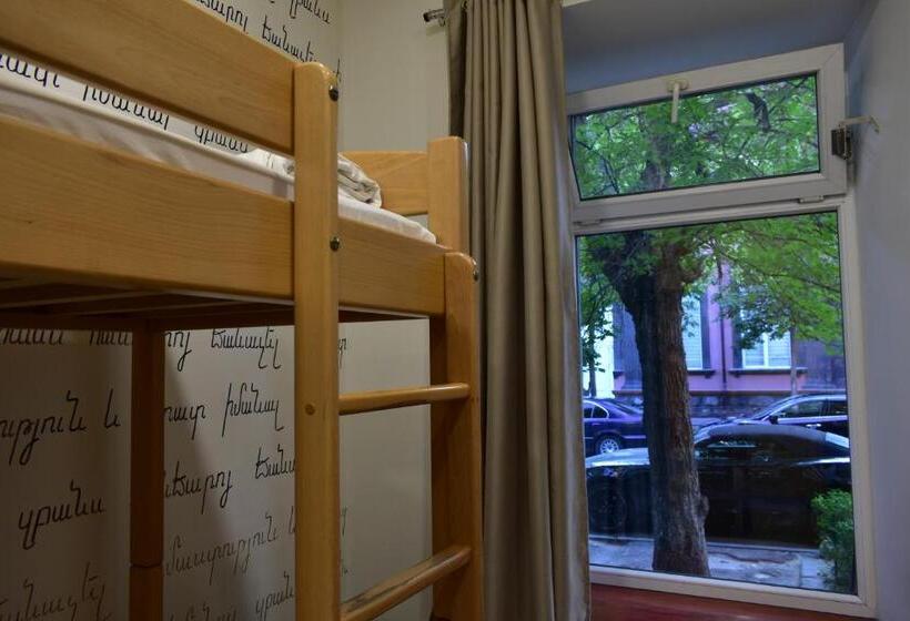 تختخواب در اتاق مشترک, Envoy Hostel & Tours