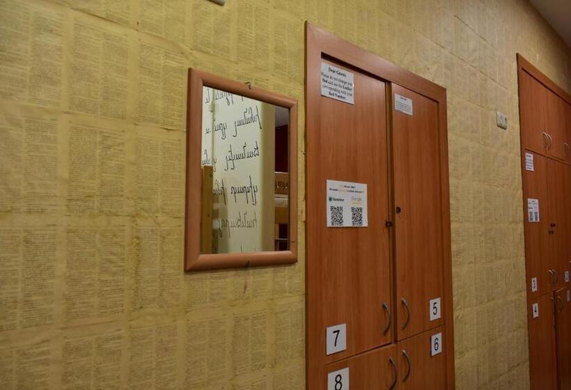 تختخواب در اتاق مشترک, Envoy Hostel & Tours
