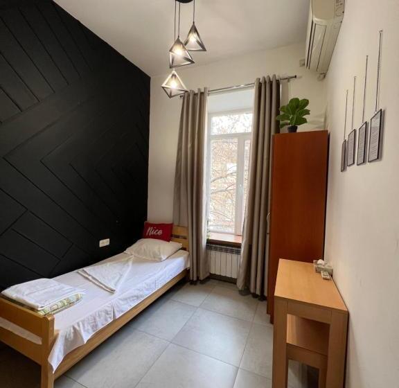 اتاق استاندارد یک نفره, Envoy Hostel & Tours