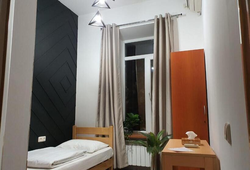 اتاق استاندارد یک نفره, Envoy Hostel & Tours