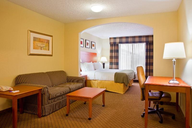 キングサイズベッドのスイートルーム, Holiday Inn Express Hotel & Suites Goshen, An Ihg