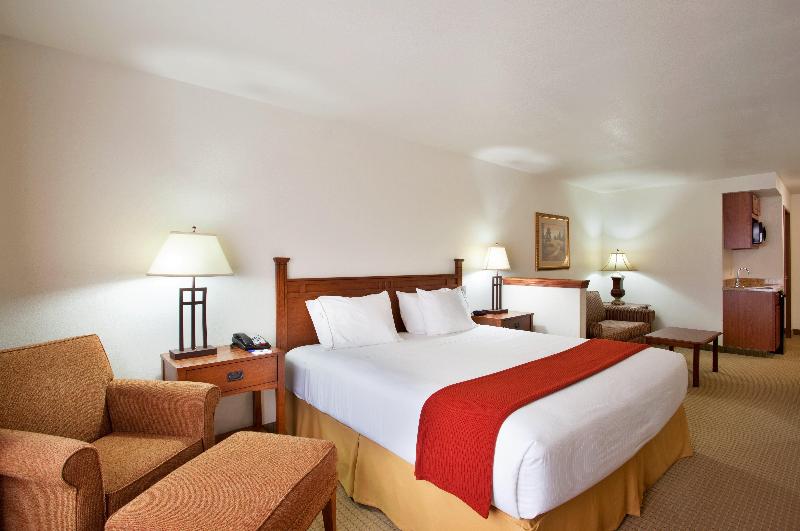 מיטת קינג בסוויטה, Holiday Inn Express Hotel & Suites Mattoon, An Ihg