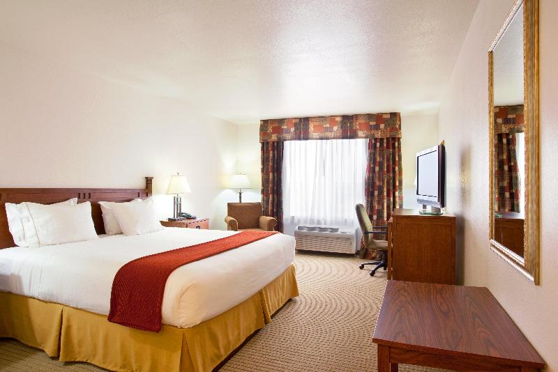 חדר סטנדרט עם מיטת קינג, Holiday Inn Express Hotel & Suites Mattoon, An Ihg