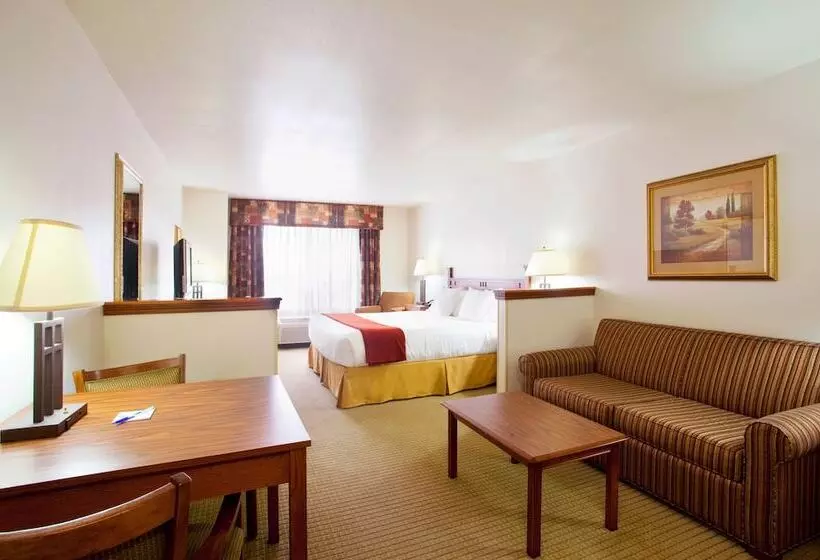 سوییت, Holiday Inn Express Hotel & Suites Mattoon, An Ihg