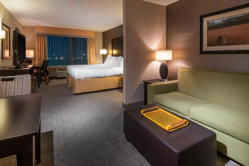 キングサイズベッドのスイートルーム, Holiday Inn Express Hays, An Ihg