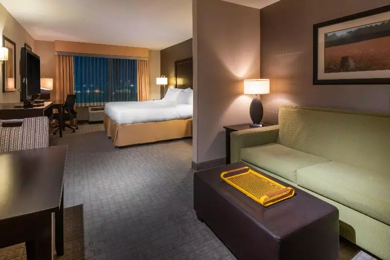 キングサイズベッドのスイートルーム, Holiday Inn Express Hays, An Ihg