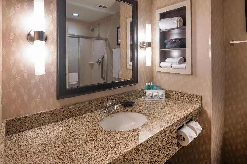 キングサイズベッドのスイートルーム, Holiday Inn Express Hays, An Ihg