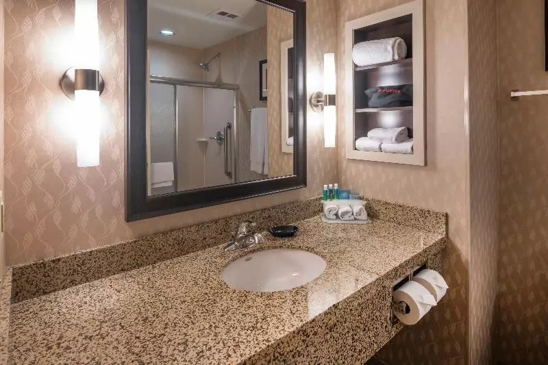キングサイズベッドのスイートルーム, Holiday Inn Express Hays, An Ihg