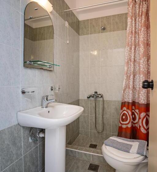 غرفة إقتصادية, Kathrin Beach