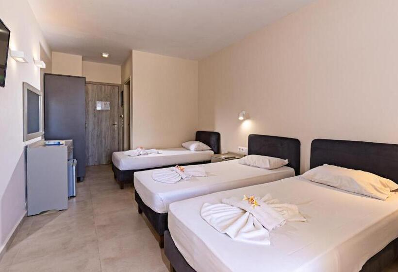 חדר סטנדרט לשלושה, Kathrin Beach